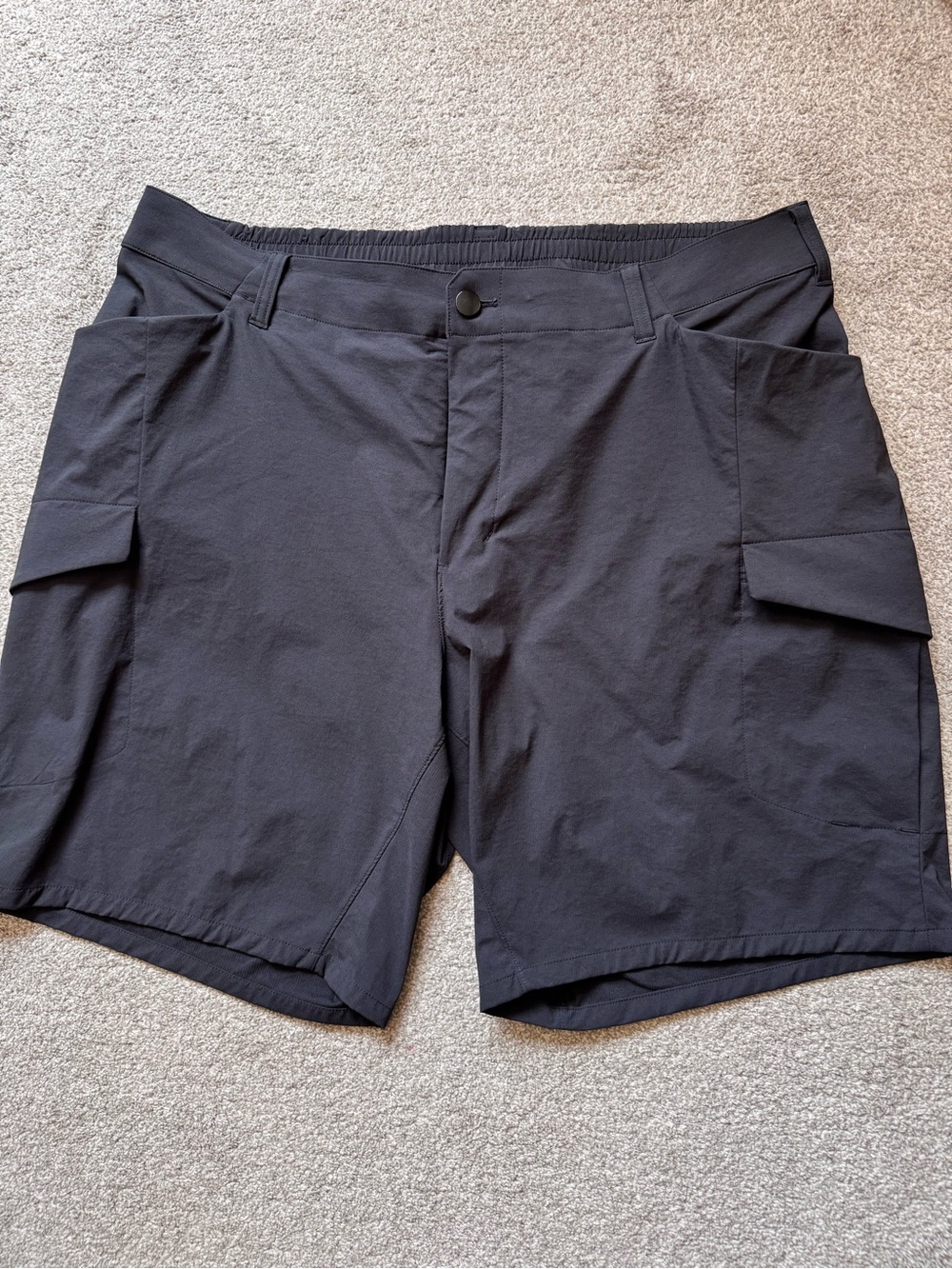 Mens Lululemon 9” Utility Cargo Shorts Size 38 Black Like New